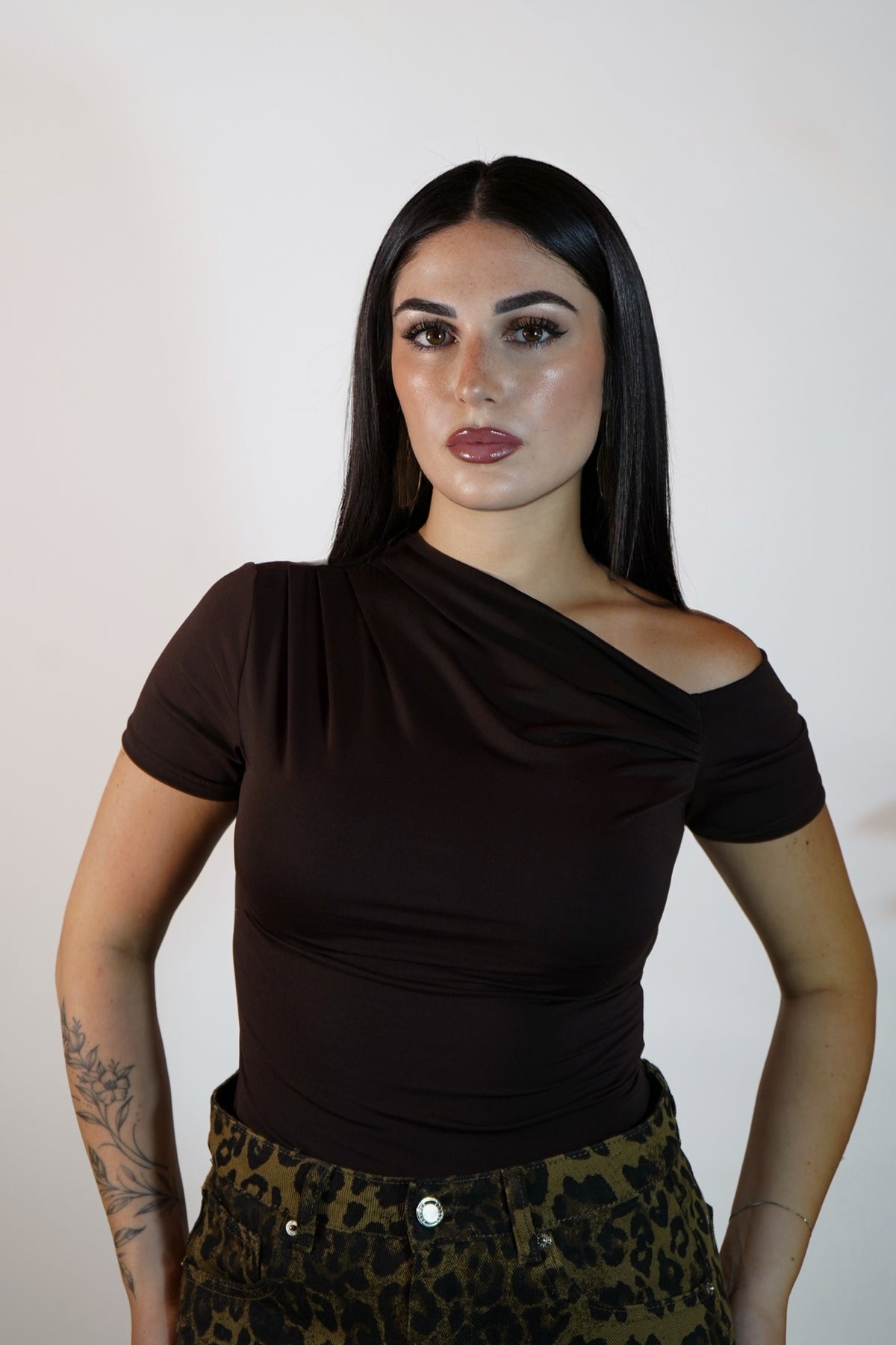 T-Shirt Kim — vista 2 — Marrone — Touché Shop