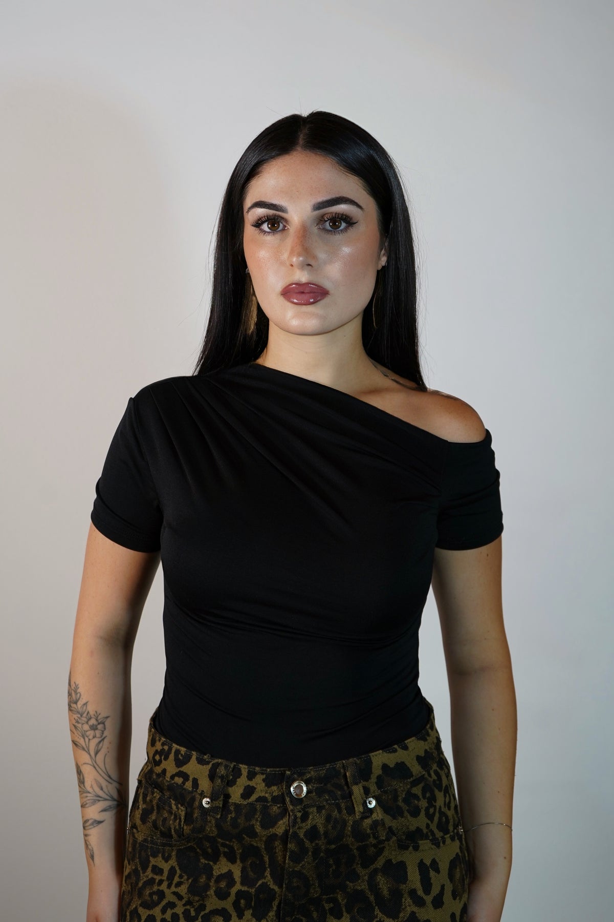 T-Shirt Kim — vista 4 — Nero — Touché Shop